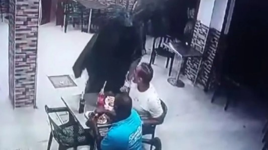 Rayos y centellas: “Batmán” robó un bar y quedó filmado