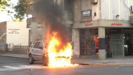 Video: se incendió un auto en pleno centro