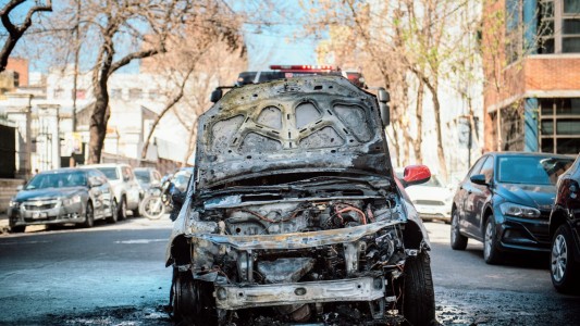 Se prendió fuego un auto en pleno centro de Rosario