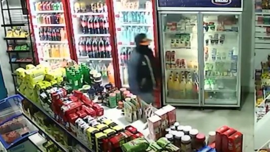 Atrincherado en su propio negocio: dos motochorros quisieron robarle, pero se salvó por un vidrio blindado