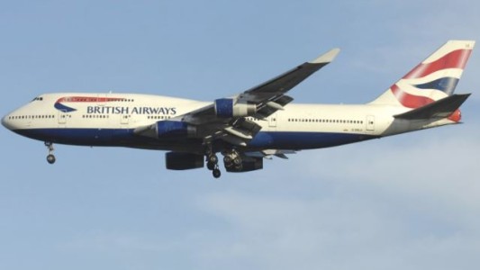 Despidieron a un piloto de British Airways por tomar cocaína de los pechos de una mujer antes de volar
