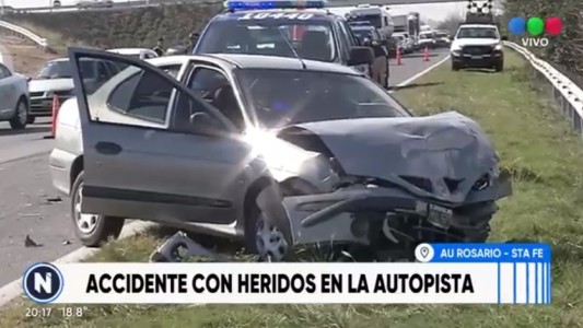Cuatro heridos en choque entre dos autos en la autopista