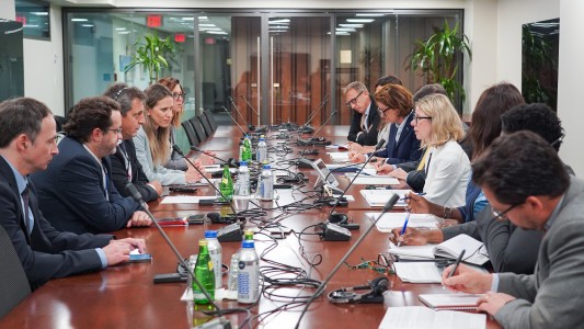 El Banco Mundial pide más ajuste fiscal en la Argentina y avizora más recesión este año