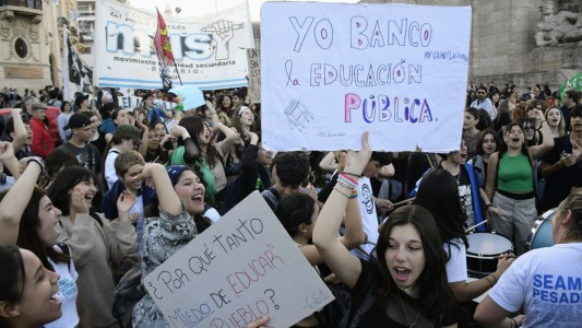 Multitudinaria marcha estudiantil en Rosario: "Ni voucher ni arancel"
