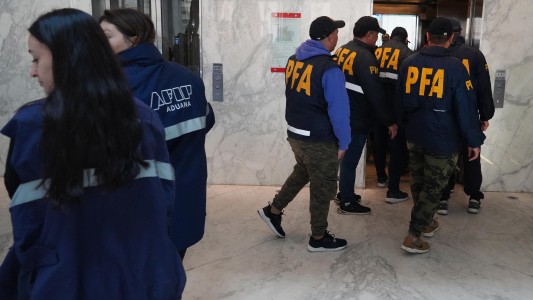 Allanaron 18 bancos por fuga de dólares, en medio de la escalada del blue