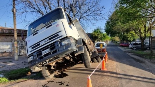 Un camión volcador con operarios que iba a reparar un pozo en la calle se cayó adentro
