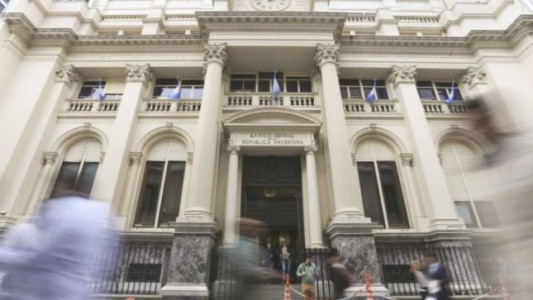 Ante la disparada del dólar, los bancos le pidieron US$ 125 millones al BCRA para alimentar las cajas este martes