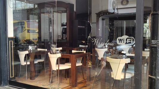 Destrozos y robo en un reconocido bar del centro rosarino