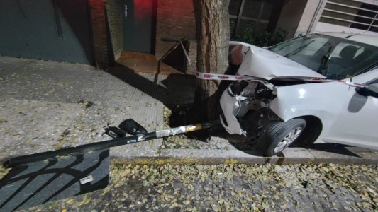 Chocó contra un árbol y tumbó un cartel: alcoholemia le dio 2.17