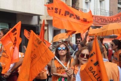 Profesionales de la salud evalúan medidas de fuerza por reclamo salarial