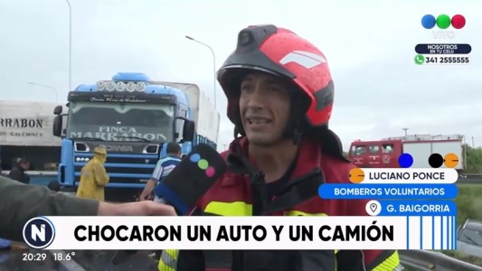 Bajo la lluvia, espectacular despiste de auto y camión en la autopista Rosario-Santa Fe