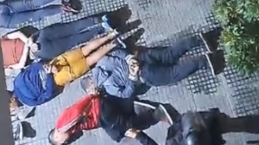 Una mujer intentó darle droga a un preso y la detuvieron: se produjo un motín y tomaron a un policía de rehén