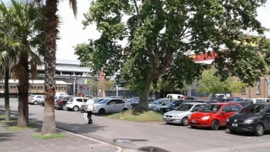 Le robaron la moto y la encontró en el estacionamiento de un shopping