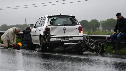 Accidente de tránsito entre una moto y un auto en Circunvalación y Seguí