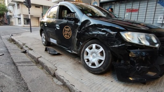 Taxista herido y automovilista detenido tras fuerte choque en el macrocentro