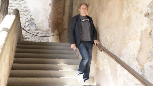 Enfermo de Parkinson recuperó casi totalmente la capacidad de caminar tras un implante