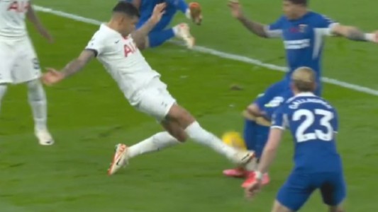 Video: el tremendo planchazo de Cuti Romero sobre Enzo Fernández que le valió la expulsión