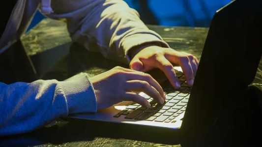 Alerta en una escuela de La Plata: denunciaron a una maestra por acosar sexualmente a sus alumnos