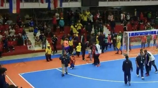 Escándalo en el Mundial de talla baja: Paraguay se retiró de la final ante Argentina