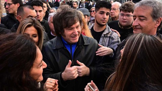 Llegó Millei a Rosario y fue recibido por sus seguidores en el aeropuerto