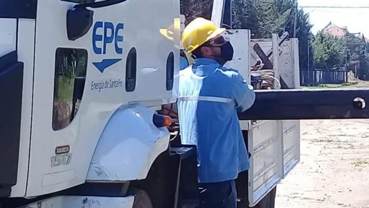 Un camión arrasó un tendido eléctrico en Necochea al 4000 y los vecinos reclamaron la falta de asistencia