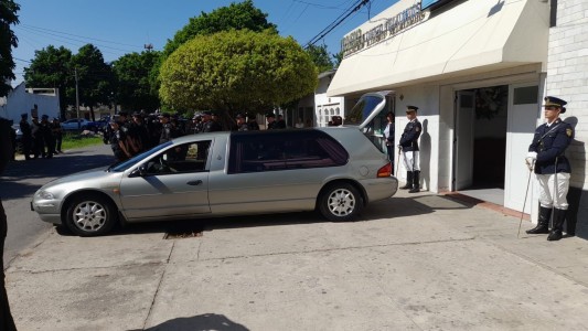 Compañeros, familiares y allegados despidieron al policía brutalmente asesinado en el Hospital Provincial