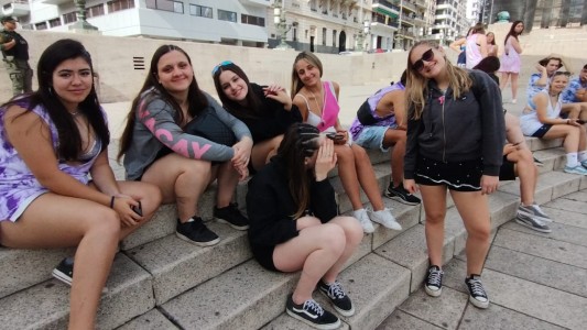 Tradicional “Banderazo” de los alumnos de cuarto año por las calles de Rosario