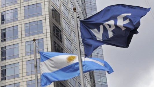 Milei ratificó su intención de privatizar YPF y los medios públicos