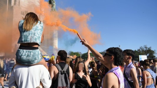 Estudiantes celebraron el tradicional banderazo en el Monumento
