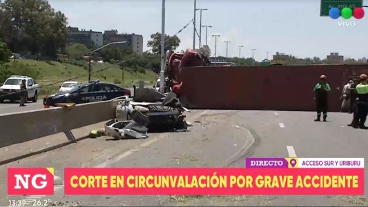 Accidente de tránsito: volcó un camión en Acceso sur y Uriburu y aplastó un auto