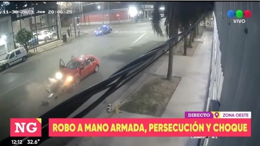 Durante una persecución policial a un auto, chocó contra una moto y los ocupantes resultaron heridos