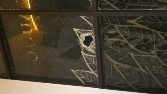 Tiraron una baldosa desde un edificio a la terraza de un bar e hirieron a un hombre