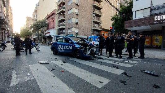 Impactante choque entre un patrullero y un colectivo en pleno centro de Rosario