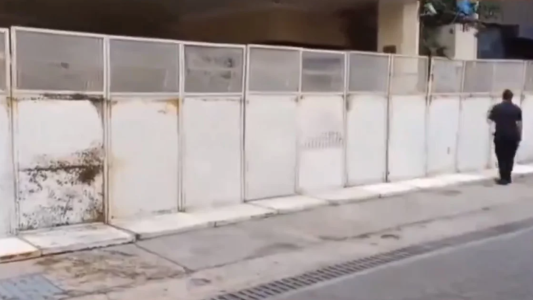 Por la protesta de Barrios de Pie, vallaron el hotel en que se aloja Milei