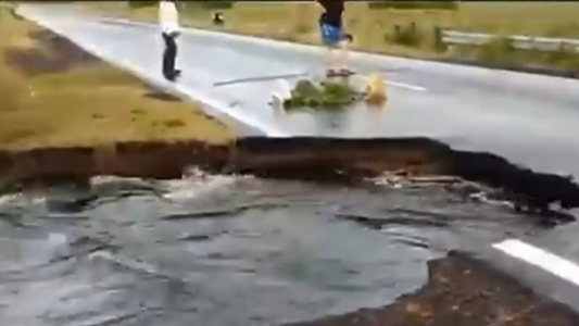 Peligro en la ruta en Corrientes: cedió el asfalto por las fuertes lluvias