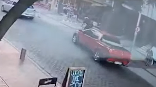 Locura al volante: discutió con un ciclista, lo persiguió varias cuadras, subió a la vereda y lo atropelló