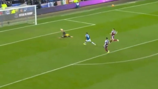 El Dibu Martínez se lució con una atajada doble que trajo recuerdos de Qatar 2022