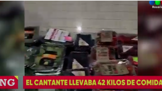 Julio Iglesias, retenido en el aeropuerto por llevar comida en su valija