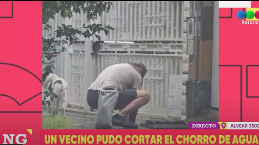 Le robaron el medidor de agua y tiene que salir de su casa con paraguas