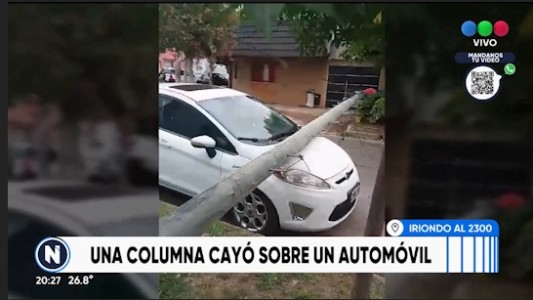 Una columna cayó sobre un auto