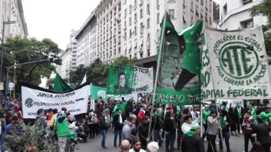 Sindicatos de estatales nacionales acordaron un aumento del 16% para enero