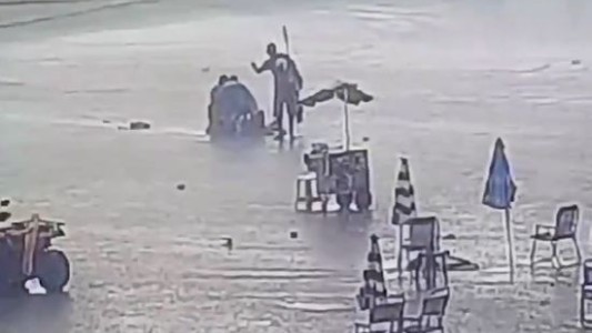 Un rayó cayó en una playa de Brasil y mató a una mujer e hirió a otras siete personas