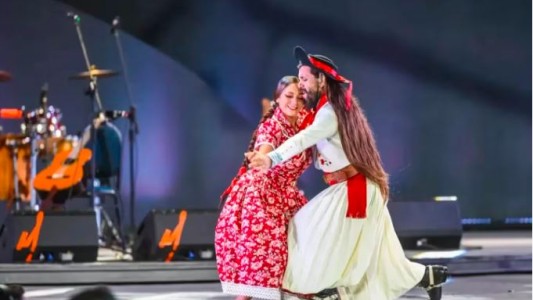 Emocionante noche en Cosquín, un bailarín le propuso casamiento a su novia en el escenario