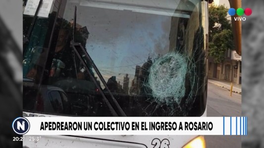 Piedrazos y vidrios rotos contra un colectivo de larga distancia