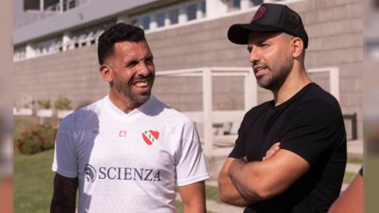 Agüero se reencontró con Tevez y visitó la práctica de Independiente
