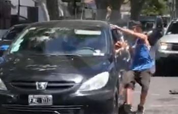 Video: se pelearon a las trompadas por el tránsito y fue arrastrado por un auto en Rosario
