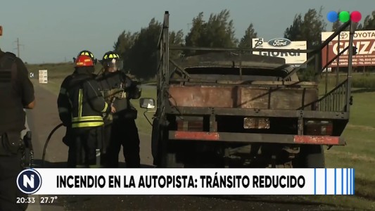 Se incendió una camioneta en la autopista a Córdoba