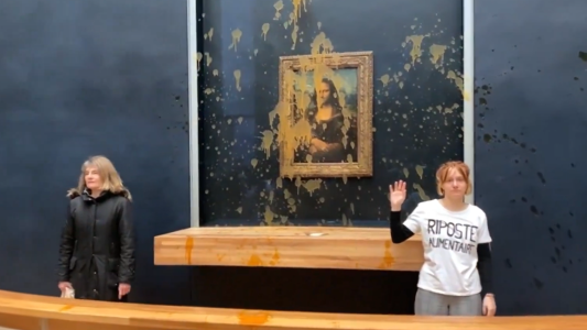 Activistas climáticos le tiraron sopa a la Gioconda en el Museo del Louvre
