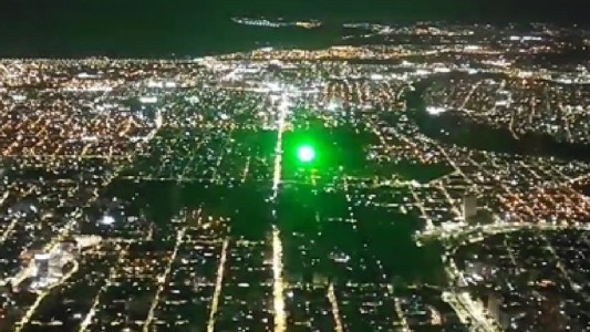 Apuntaron con un láser a un avión que estaba por aterrizar en Córdoba
