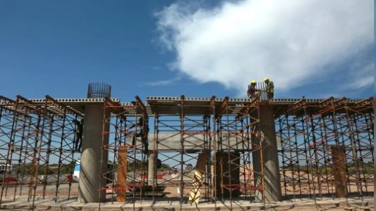 Recesión: la industria y la construcción ya caen más del 12%